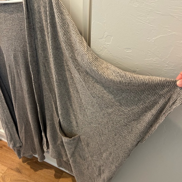 Three Bird Nest. Oversized Hooded Poncho. Greyish/light brown color. - Picture 2 of 4